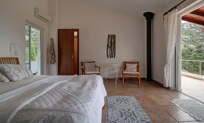 ΣΕ ΕΝΑ ΚΑΤΑΦΥΤΟ ΦΑΡΑΓΓΙ ΠΟΥ ΣΥΝΑΝΤΑ ΤΗ ΘΑΛΑΣΣΑ