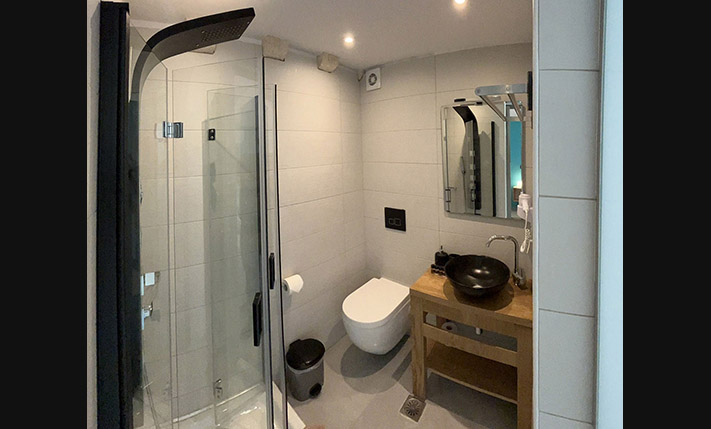 TOURIST PROPERTY IN A LIVELY CENTRAL LOCATION