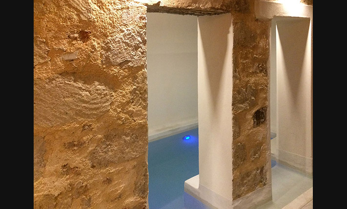 TOURIST PROPERTY IN A LIVELY CENTRAL LOCATION