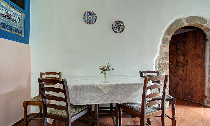 LARGE STONE HOUSE WITH EXTRA UNCONVERTED SPACES