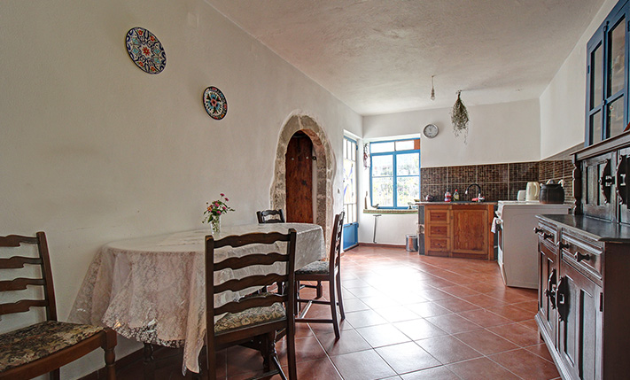 LARGE STONE HOUSE WITH EXTRA UNCONVERTED SPACES