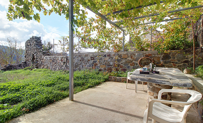 LARGE STONE HOUSE WITH EXTRA UNCONVERTED SPACES