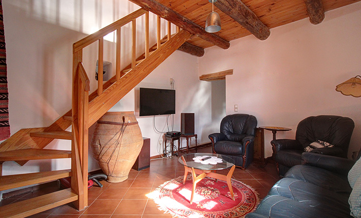 LARGE STONE HOUSE WITH EXTRA UNCONVERTED SPACES