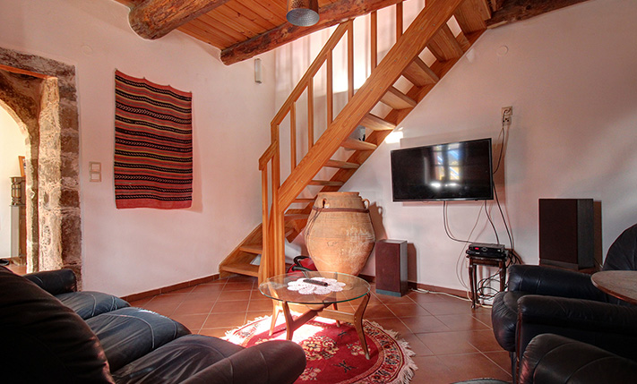 LARGE STONE HOUSE WITH EXTRA UNCONVERTED SPACES