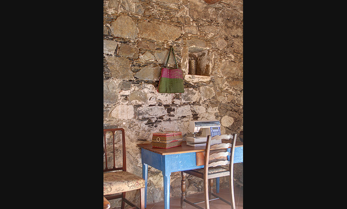 LARGE STONE HOUSE WITH EXTRA UNCONVERTED SPACES