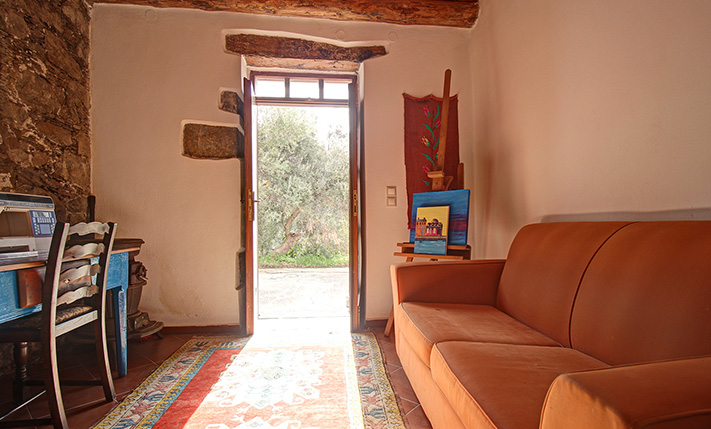 LARGE STONE HOUSE WITH EXTRA UNCONVERTED SPACES