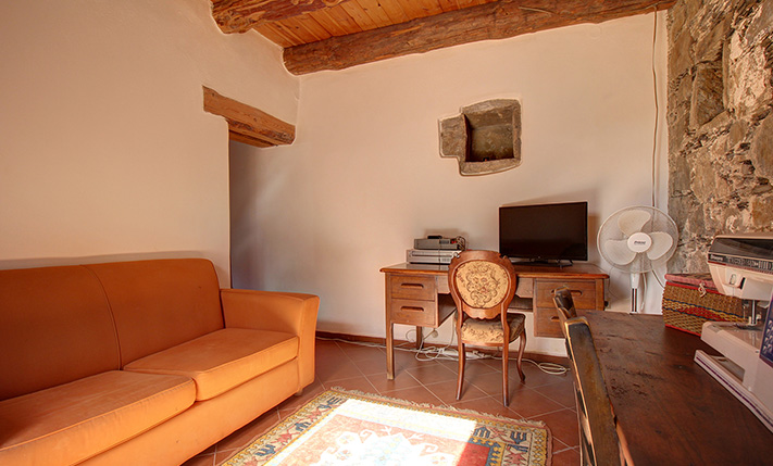 LARGE STONE HOUSE WITH EXTRA UNCONVERTED SPACES