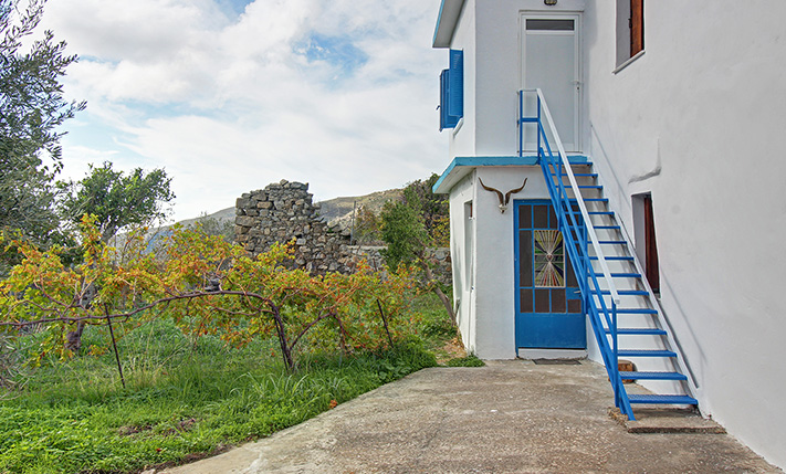 LARGE STONE HOUSE WITH EXTRA UNCONVERTED SPACES