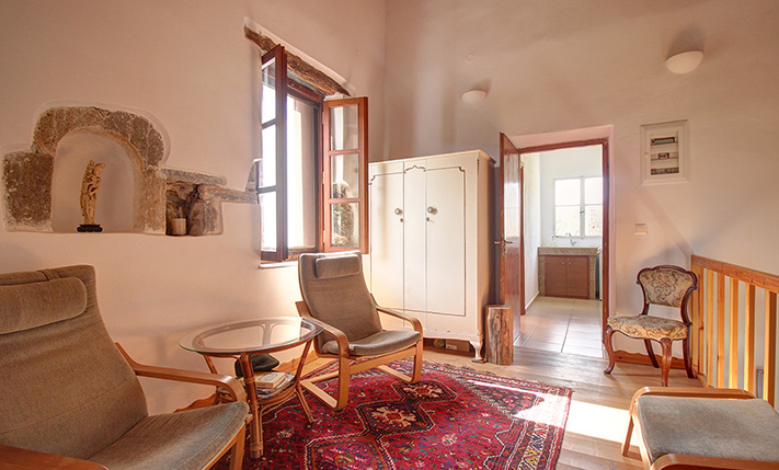 LARGE STONE HOUSE WITH EXTRA UNCONVERTED SPACES