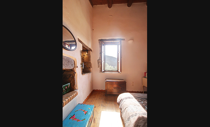 LARGE STONE HOUSE WITH EXTRA UNCONVERTED SPACES