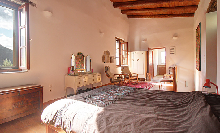 LARGE STONE HOUSE WITH EXTRA UNCONVERTED SPACES