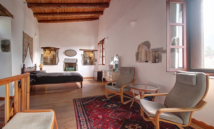 LARGE STONE HOUSE WITH EXTRA UNCONVERTED SPACES