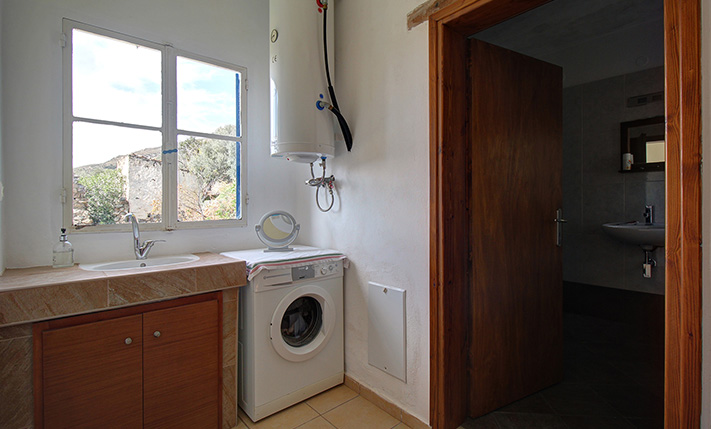 LARGE STONE HOUSE WITH EXTRA UNCONVERTED SPACES