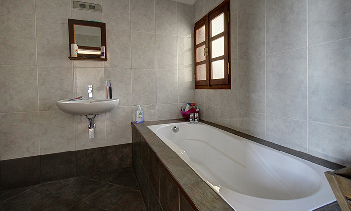 LARGE STONE HOUSE WITH EXTRA UNCONVERTED SPACES