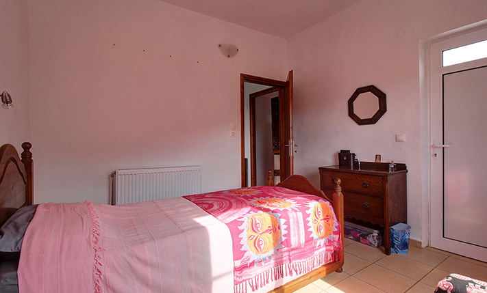 LARGE STONE HOUSE WITH EXTRA UNCONVERTED SPACES