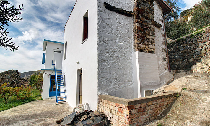 LARGE STONE HOUSE WITH EXTRA UNCONVERTED SPACES