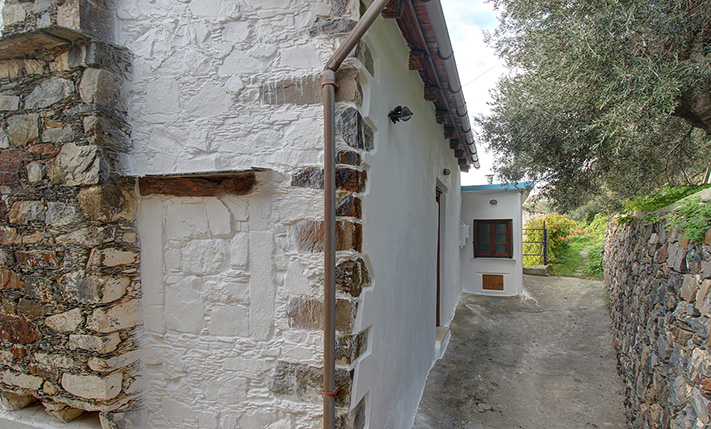 LARGE STONE HOUSE WITH EXTRA UNCONVERTED SPACES