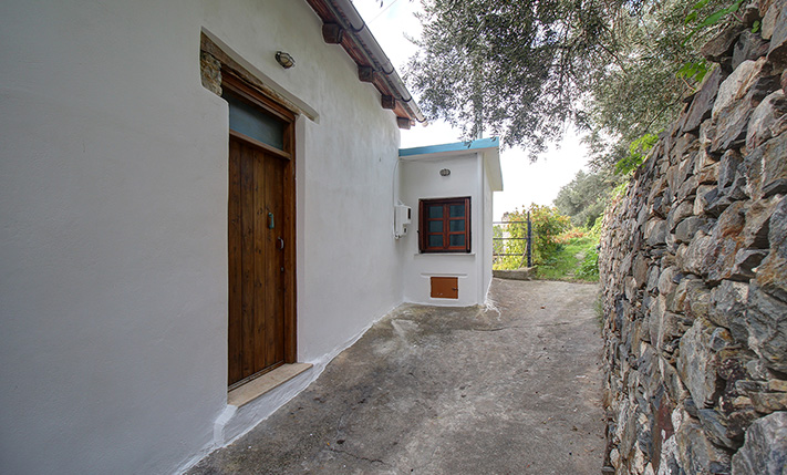 LARGE STONE HOUSE WITH EXTRA UNCONVERTED SPACES