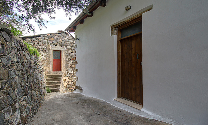 LARGE STONE HOUSE WITH EXTRA UNCONVERTED SPACES