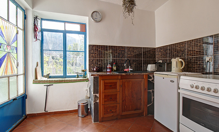 LARGE STONE HOUSE WITH EXTRA UNCONVERTED SPACES