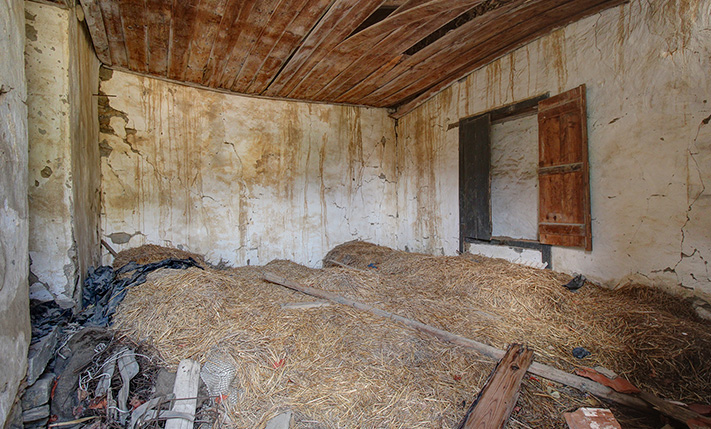 LARGE STONE HOUSE WITH EXTRA UNCONVERTED SPACES