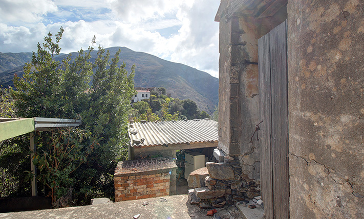 LARGE STONE HOUSE WITH EXTRA UNCONVERTED SPACES