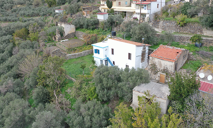 LARGE STONE HOUSE WITH EXTRA UNCONVERTED SPACES