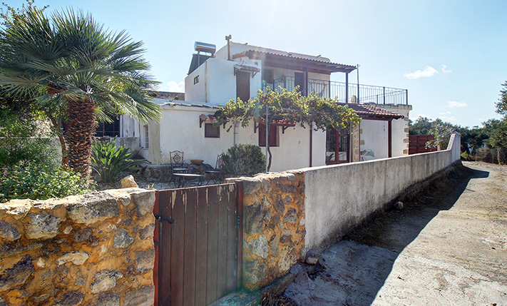 A SPACIOUS FARM HOUSE WITH STUNNING VIEWS