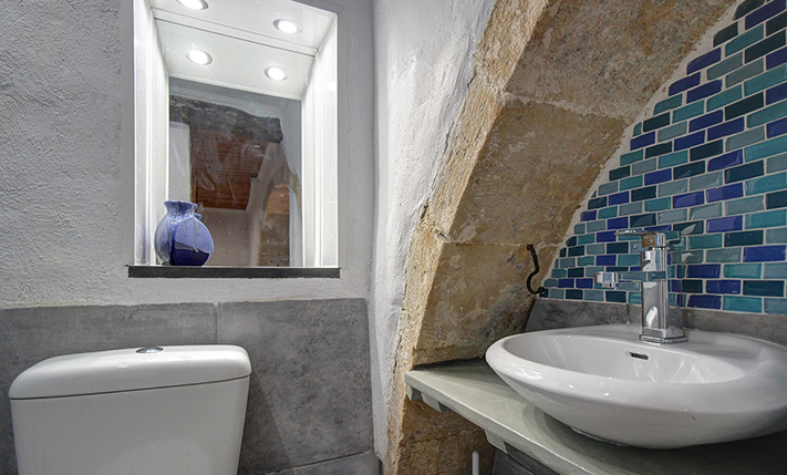 A SPACIOUS FARM HOUSE WITH STUNNING VIEWS