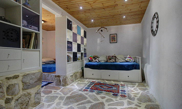 A SPACIOUS FARM HOUSE WITH STUNNING VIEWS