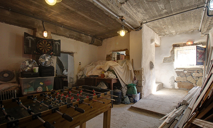 A SPACIOUS FARM HOUSE WITH STUNNING VIEWS