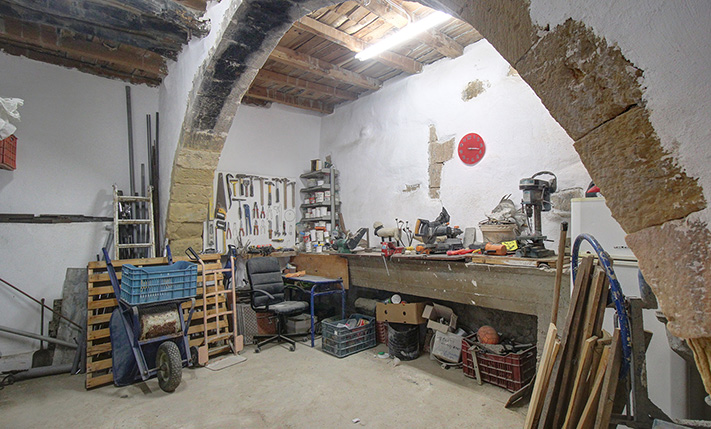 A SPACIOUS FARM HOUSE WITH STUNNING VIEWS