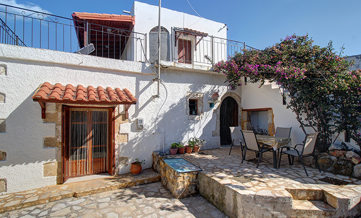 A SPACIOUS FARM HOUSE WITH STUNNING VIEWS