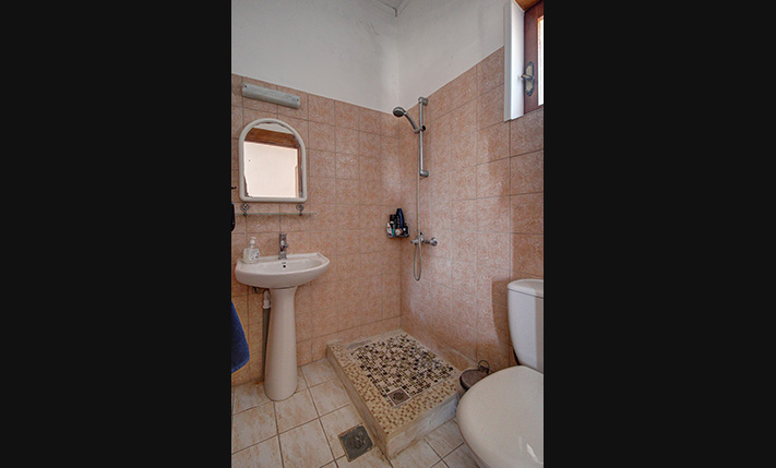 A SPACIOUS FARM HOUSE WITH STUNNING VIEWS