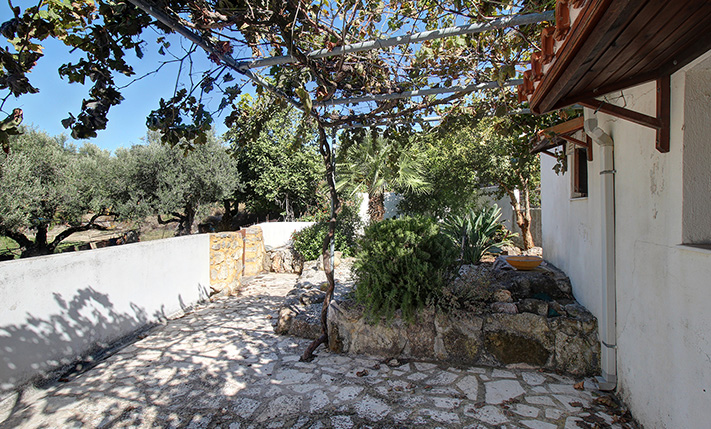 A SPACIOUS FARM HOUSE WITH STUNNING VIEWS