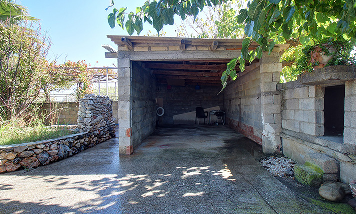 A BEACHFRONT COTTAGE HIDDEN AMONG THE TREES