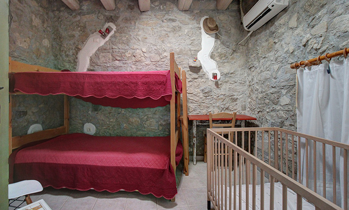 ΠΑΡΑΔΟΣΙΑΚΗ ΑΓΡΟΙΚΙΑ ΜΕ ΚΗΠΟ ΣΕ ΚΑΛΝΤΕΡΙΜΙ