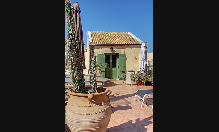 TRADITIONELLES DORFHAUS MIT GARTEN