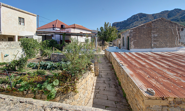 ΠΑΡΑΔΟΣΙΑΚΗ ΑΓΡΟΙΚΙΑ ΜΕ ΚΗΠΟ ΣΕ ΚΑΛΝΤΕΡΙΜΙ