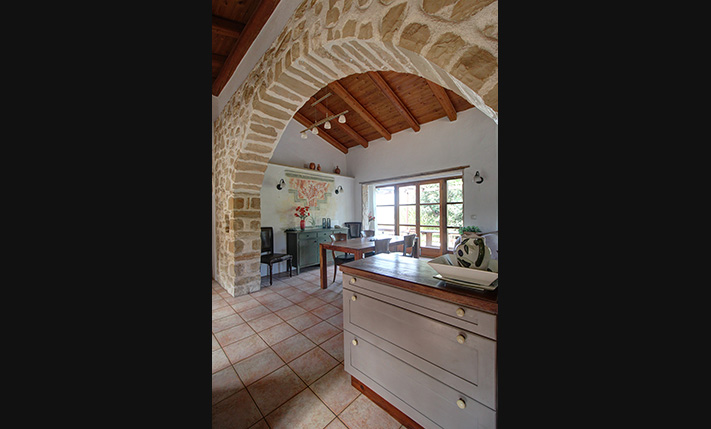 ΕΝΑ ΣΠΙΤΙ ΣΤΟ ΔΑΣΟΣ, ΚΟΝΤΑ ΣΤΗΝ ΑΛΜΥΡΙΔΑ