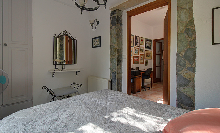 ΕΝΑ ΣΠΙΤΙ ΣΤΟ ΔΑΣΟΣ, ΚΟΝΤΑ ΣΤΗΝ ΑΛΜΥΡΙΔΑ