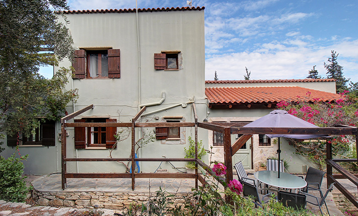 ΕΝΑ ΣΠΙΤΙ ΣΤΟ ΔΑΣΟΣ, ΚΟΝΤΑ ΣΤΗΝ ΑΛΜΥΡΙΔΑ