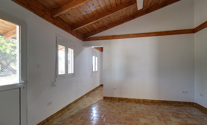 RESTORED 1-LEVEL HOUSE ON A SPACIOUS PLOT