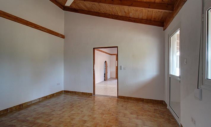 RESTORED 1-LEVEL HOUSE ON A SPACIOUS PLOT