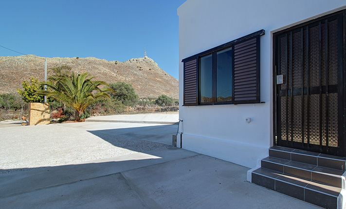 RESTORED 1-LEVEL HOUSE ON A SPACIOUS PLOT