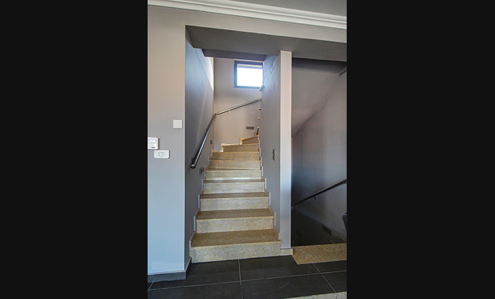 ΔΥΟ ΑΥΤΟΝΟΜΑ ΚΤΗΡΙΑ ΜΕ ΑΝΕΜΠΟΔΙΣΤΗ ΘΕΑ