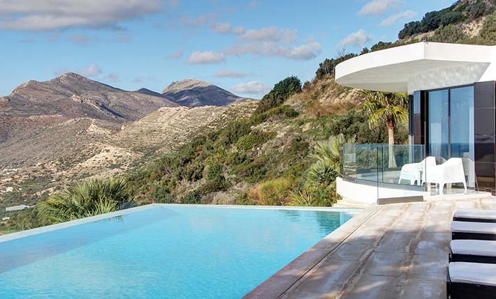 JAMES BOND VIBES & ΠΟΛΥΤΕΛΕΙΑ ΣΤΑ ΦΑΛΑΣΑΡΝΑ