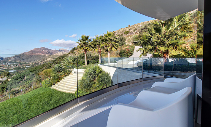 JAMES BOND VIBES & ΠΟΛΥΤΕΛΕΙΑ ΣΤΑ ΦΑΛΑΣΑΡΝΑ