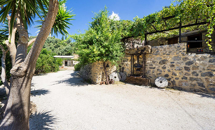 TRADITIONAL GUEST-VILLA IN UTTERLY TRANQUIL SPOT