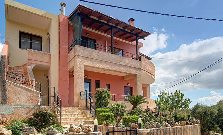 LARGE APARTMENT WITH 2 STUDIO APTS & VIEWS